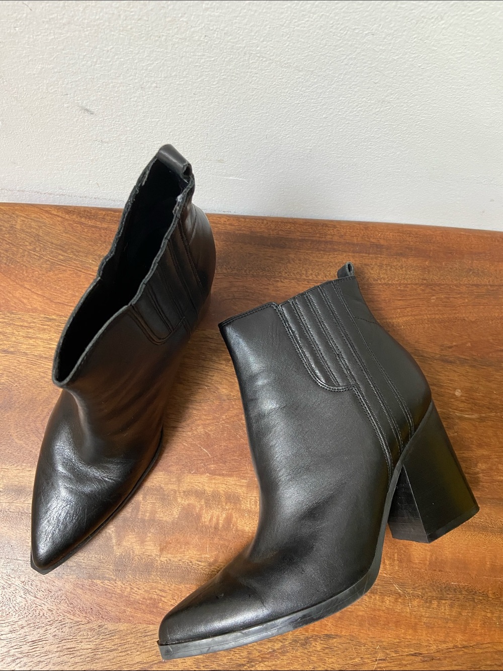 Marc Fisher Matter Black Leather Pointed-Toe Ankle Chelsea Boots Modern Western